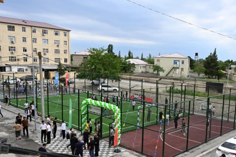 Fərid Qayıbov “Sağlam məhəllə” layihəsi çərçivəsində idman zonalarının açılışında iştirak edib