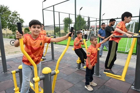 Fərid Qayıbov “Sağlam məhəllə” layihəsi çərçivəsində idman zonalarının açılışında iştirak edib