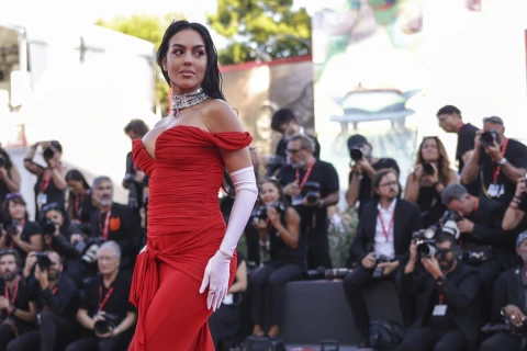 Ronaldunun nişanlısı Portuqaliya – Özbəkistan matçını diqqətçəkən geyimdə izləyib - FOTO