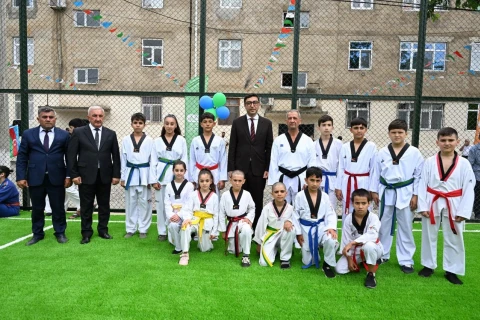 Fərid Qayıbov “Sağlam məhəllə” layihəsi çərçivəsində idman zonalarının açılışında iştirak edib