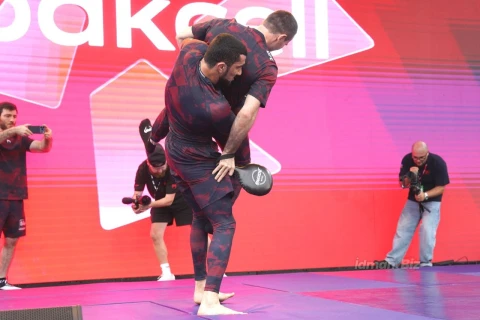 UFC döyüşçüləri Bakıda azarkeşlərin qarşısına çıxdılar