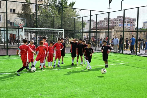 Fərid Qayıbov “Sağlam məhəllə” layihəsi çərçivəsində idman zonalarının açılışında iştirak edib