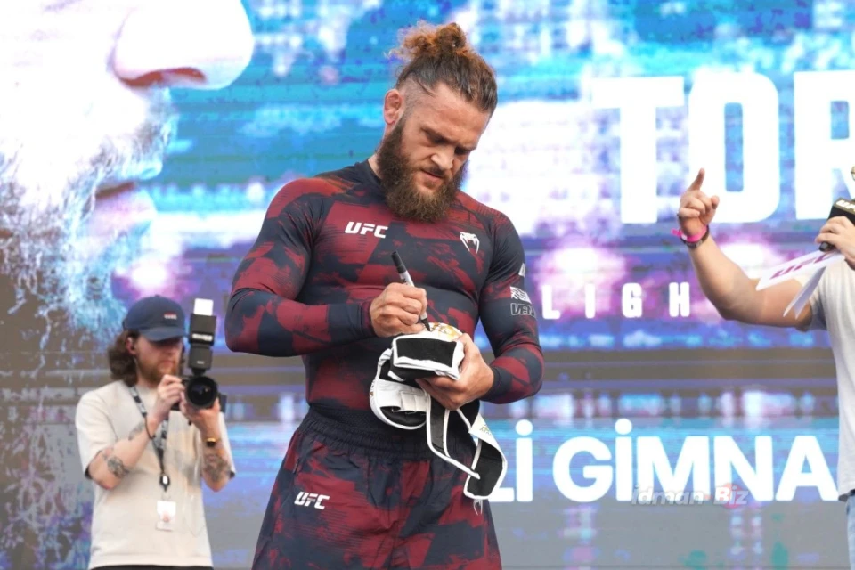 UFC döyüşçüləri Bakıda azarkeşlərin qarşısına çıxdılar