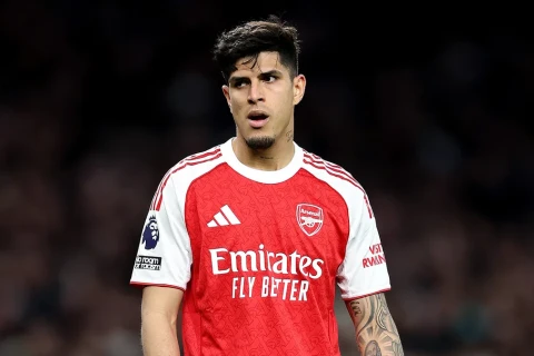 “Arsenal” çempion heyətinin müdafiəçisini birdəfəlik aldı