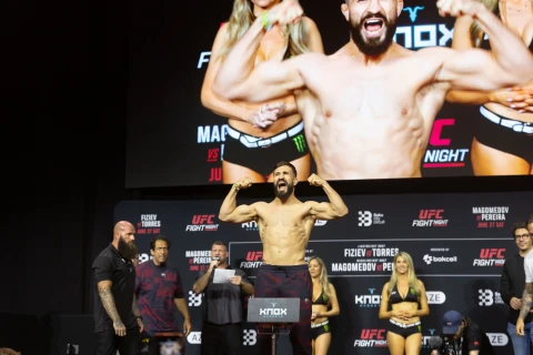 Азербайджанские бойцы встретились с соперниками перед UFC Baku