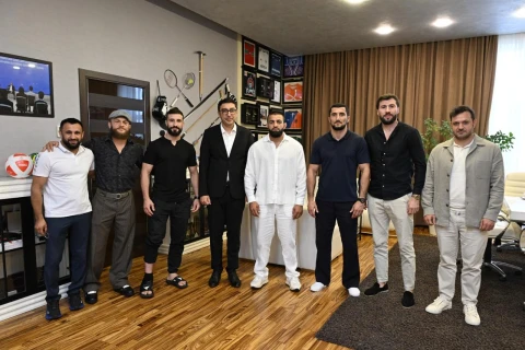 Fərid Qayıbov “UFC Fight Night” turnirində ölkəmizi təmsil etmiş idmançılarla görüşüb
