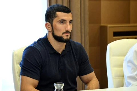 Fərid Qayıbov “UFC Fight Night” turnirində ölkəmizi təmsil etmiş idmançılarla görüşüb