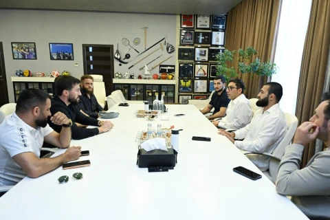 Fərid Qayıbov “UFC Fight Night” turnirində ölkəmizi təmsil etmiş idmançılarla görüşüb