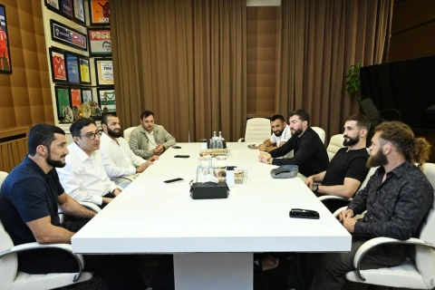 Fərid Qayıbov “UFC Fight Night” turnirində ölkəmizi təmsil etmiş idmançılarla görüşüb