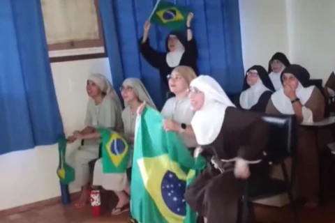 Braziliyalı rahibələr qələbə qoluna çılğın reaksiya verdilər - VİDEO