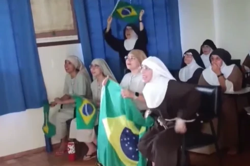 Braziliyalı rahibələr qələbə qoluna çılğın reaksiya verdilər - VİDEO