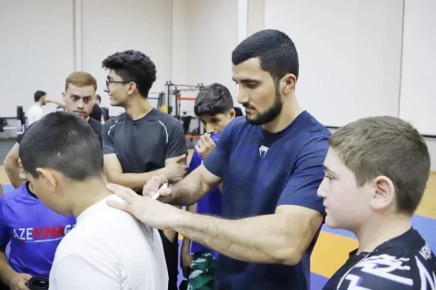 UFC döyüşçüsü Fərman Həsənov Naxçıvanda idmançılar üçün ustad dərsi keçib