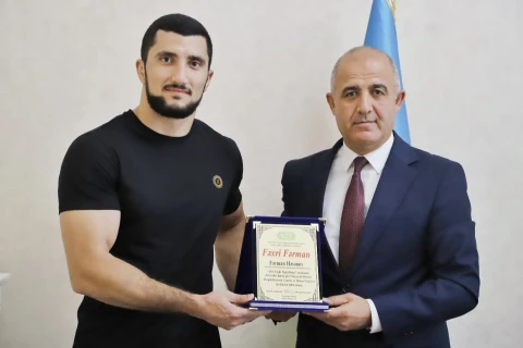 Фарман Гасанов получил почетную грамоту после победы на турнире UFC в Баку - ФОТО