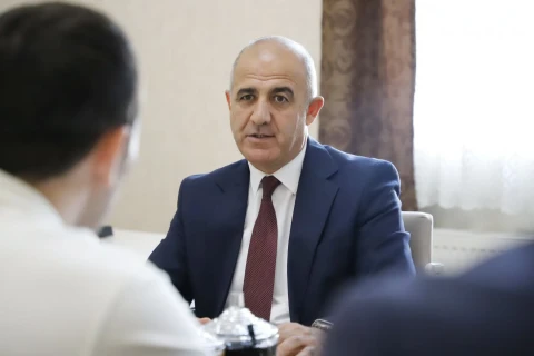 Фарман Гасанов получил почетную грамоту после победы на турнире UFC в Баку - ФОТО