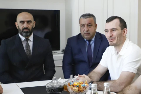 Фарман Гасанов получил почетную грамоту после победы на турнире UFC в Баку - ФОТО