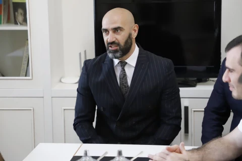 Фарман Гасанов получил почетную грамоту после победы на турнире UFC в Баку - ФОТО
