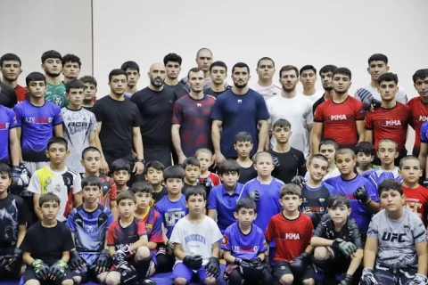 UFC döyüşçüsü Fərman Həsənov Naxçıvanda idmançılar üçün ustad dərsi keçib