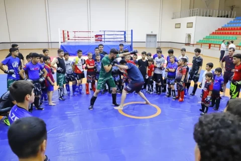 UFC döyüşçüsü Fərman Həsənov Naxçıvanda idmançılar üçün ustad dərsi keçib