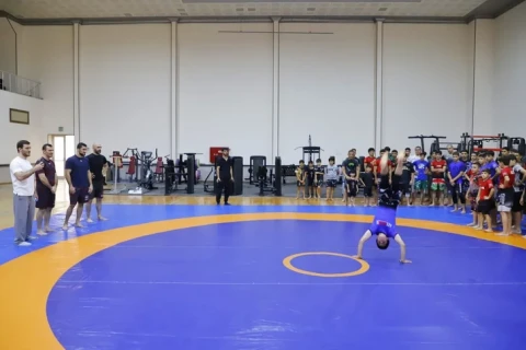 UFC döyüşçüsü Fərman Həsənov Naxçıvanda idmançılar üçün ustad dərsi keçib