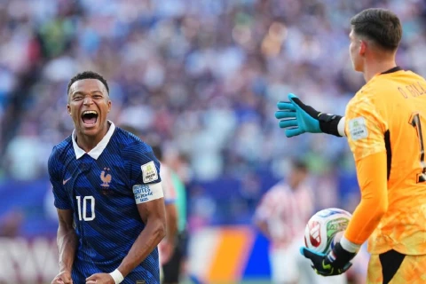 Mbappe əl uzadan rəqibini cavabsız qoydu - FOTO