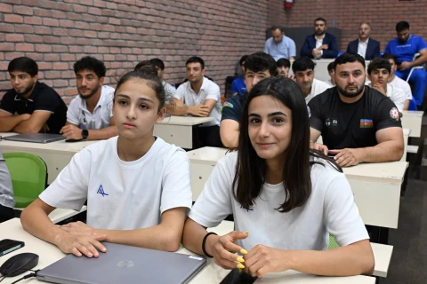 Nazir ölkəmizi beynəlxalq yarışlarda uğurla təmsil etmiş idmançılarla görüşüb