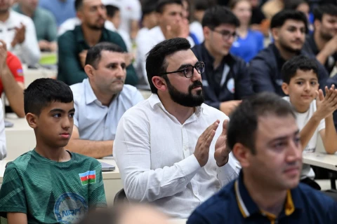 Nazir ölkəmizi beynəlxalq yarışlarda uğurla təmsil etmiş idmançılarla görüşüb