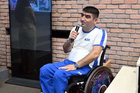 Nazir ölkəmizi beynəlxalq yarışlarda uğurla təmsil etmiş idmançılarla görüşüb