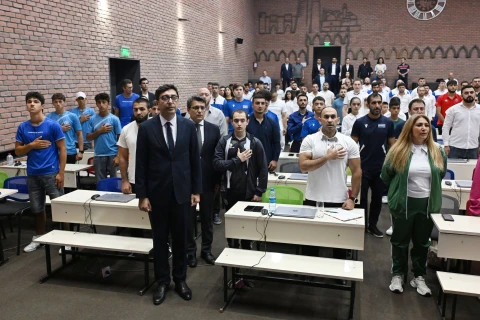 Nazir ölkəmizi beynəlxalq yarışlarda uğurla təmsil etmiş idmançılarla görüşüb