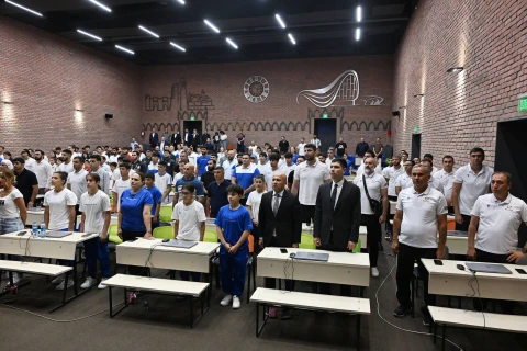 Nazir ölkəmizi beynəlxalq yarışlarda uğurla təmsil etmiş idmançılarla görüşüb