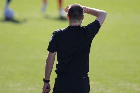 Braziliya Futbol Konfederasiyası Baloqunu meydandan qovan hakimi müdafiə edib