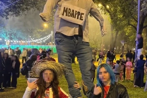 Mbappe qalmaqalı böyüyür: Paraqvayda müqəvvası yandırıldı - VİDEO
