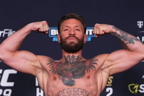 Макгрегор оказался тяжелее Холлоуэя на взвешивании перед UFC 329