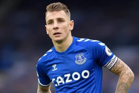 Fransanın İspaniyaya məğlubiyyətindən sonra Lyuka Din irqçi təhqirlərə məruz qalıb