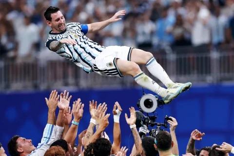 Anthony Gordon hails Messi after World Cup semifinal: "He is even better than I thought"
