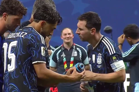 Argentina futbolçuları Pikfordun su şüşəsini oğurladılar - FOTO/VİDEO