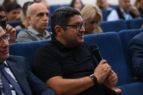 Fərid Qayıbov Xankəndi şəhərində idman federasiyalarının nümayəndələri ilə görüşüb