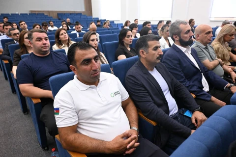 Fərid Qayıbov Xankəndi şəhərində idman federasiyalarının nümayəndələri ilə görüşüb