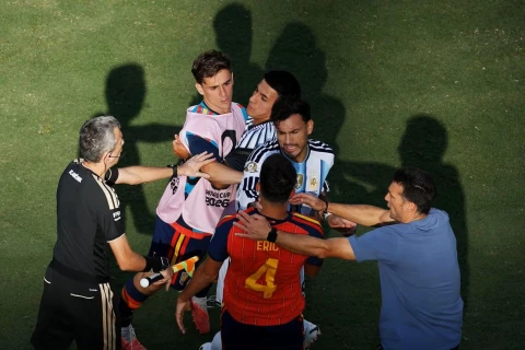 FIFA Argentina futbolçularının finaldan sonrakı davranışları ilə bağlı araşdırmaya başlayıb
