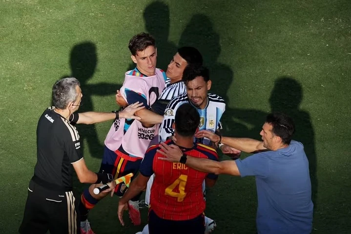 İspaniya - Argentina finalından sonra meydanda dava düşdü – FOTO/VİDEO