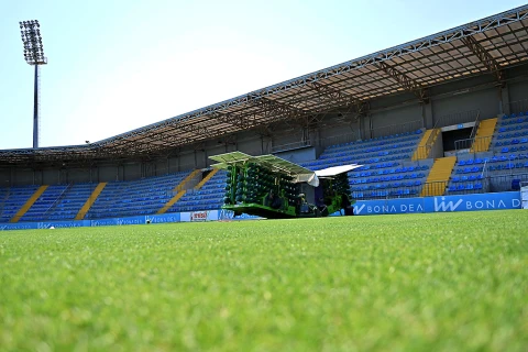 “Liv Bona Dea Arena”da ot örtüyü yenilənir - FOTO