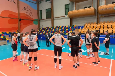 Президент AVF встретился с волейболистками перед чемпионатом Европы