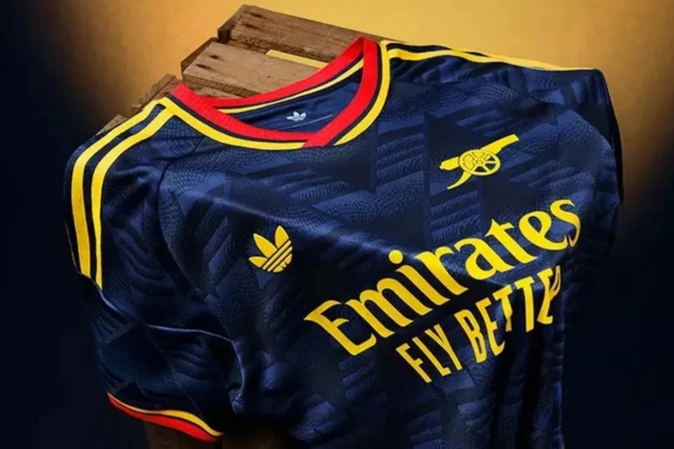 “Arsenal” yeni səfər formasını təqdim edib