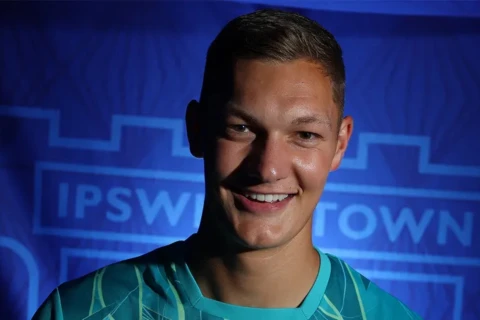 "İpsviç" Premyer Liqa tarixinin ən uzunboylu futbolçusunu transfer etdi