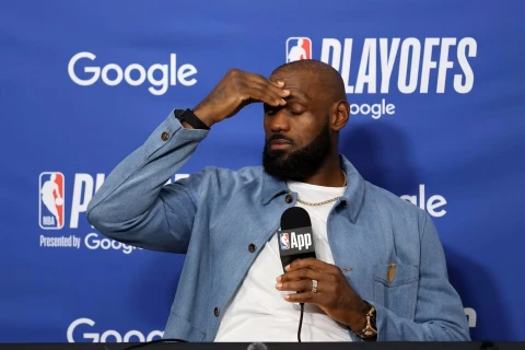 Filadelfiya restoranları Lebron Ceymsə ömürlük pulsuz yemək təklif ediblər