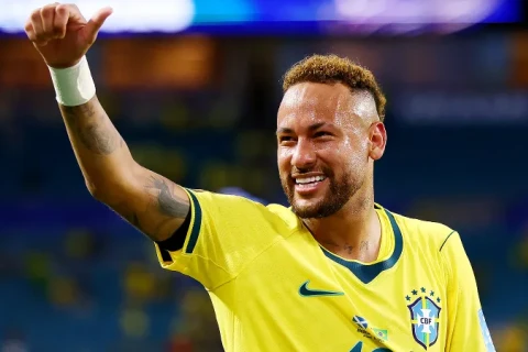 Santos unveil Neymar bust at club museum