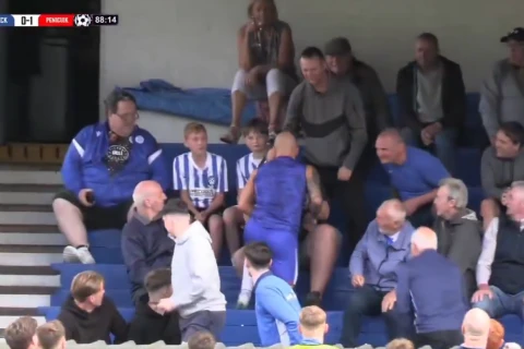 Şotlandiyada futbolçu azarkeşlə dalaşmaq üçün tribunaya qalxdı - VİDEO