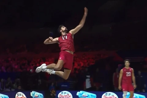 ABŞ-li voleybolçu 134 km/saatlıq servislə heyrətləndirdi - VİDEO