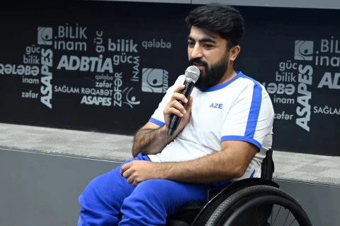 Fərid Qayıbov beynəlxalq yarışlarda uğur qazanan idmançılarla görüşüb