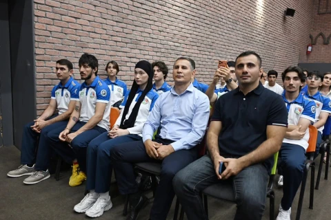 Fərid Qayıbov beynəlxalq yarışlarda uğur qazanan idmançılarla görüşüb