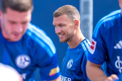40 yaşlı Dzeko “Şalke”də qalır